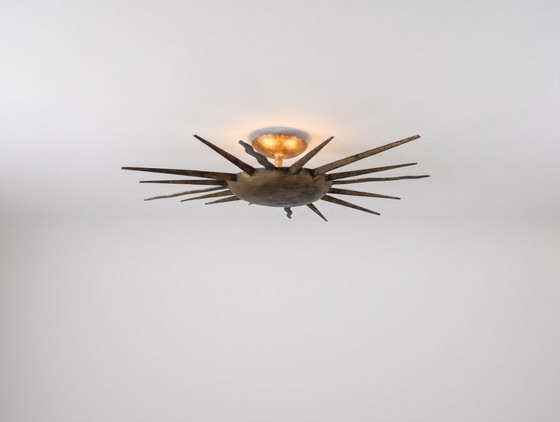 Lámpara de techo grande de metal dorado con diseño de rayos de sol, de mediados de siglo, década de 1960. (photo 3 of 8)