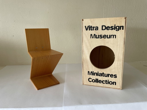 Vitra Miniatures Zig Zag Stoel by Gerrit Rietveld