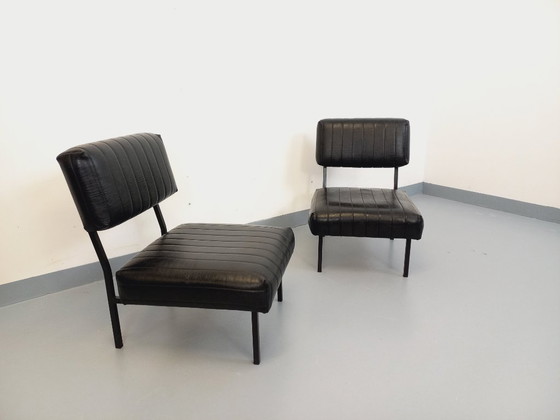 Image 1 of Set van 2 vintage modernistische loungestoelen in zwart kunstleer en metaal uit de jaren 60.