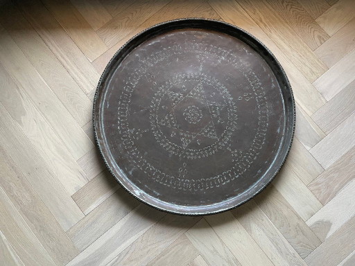 Grande vassoio da banchetto ottomano "Sini" in rame stagnato – Arte Orientale, XIX secolo – Ø 120 cm