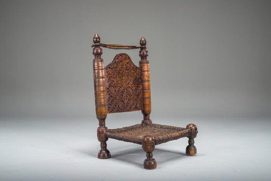 Image 1 of Früher 20. Jahrhundert Handgefertigter niedriger Zedernholzstuhl, Nuristan, 1890er Jahre