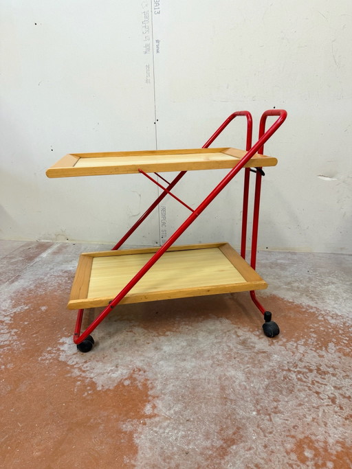 Carrello di servizio / tavolino pieghevole di design tedesco in metallo laccato rosso e legno vintage anni '80