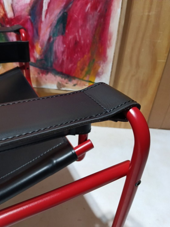 Image 1 of Bolso Knoll Wassily B3 rojo mate, nuevo-usado, en piel negra, de Marcel Breuer.