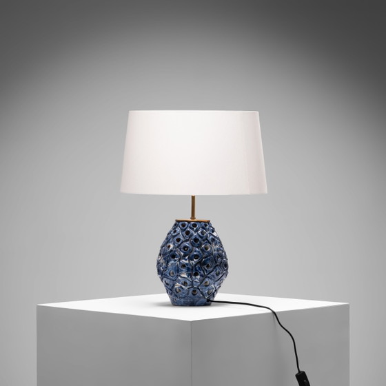 Perforierte blau-weiß glasierte Steingut Tischlampe Dänemark, 1960er Jahre, Tischlampen, Keramik, Messing (Foto 3 von 8)