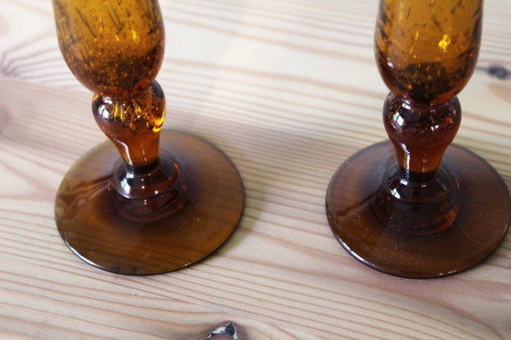 Image 1 of Een paar BIOT kaarsenstandaards van amberkleurig glas.