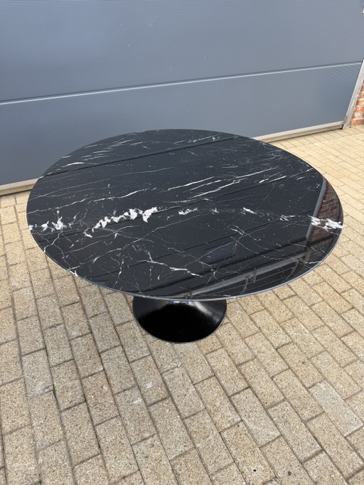Mesa de comedor Knoll Tulip redonda original (120 cm) en Nero Marquina brillante ¡¡EN PERFECTO ESTADO!! Nero Saarinen