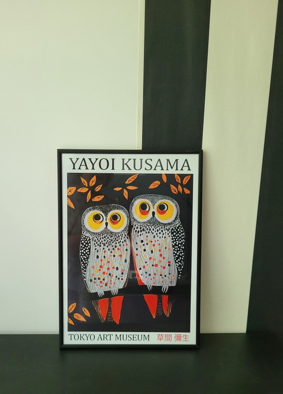 Image 1 of Estampe originale de Yayoi Kusama représentant deux hiboux.