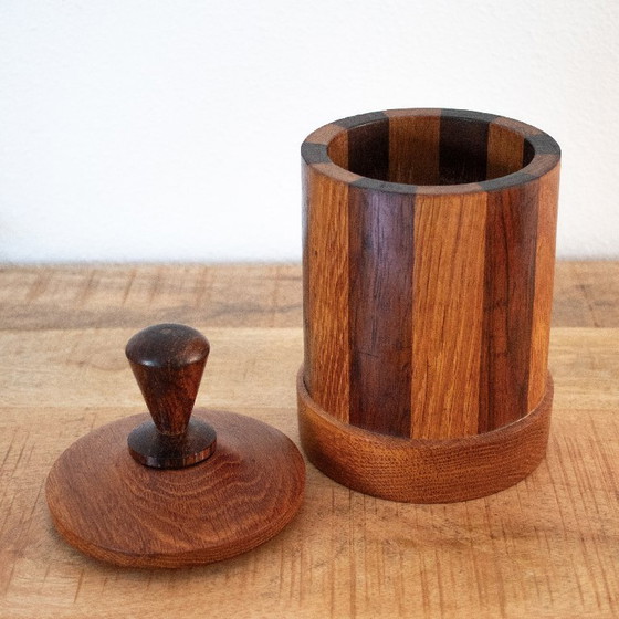 Image 1 of Pot de rangement rond en bois rayé, boîte unique