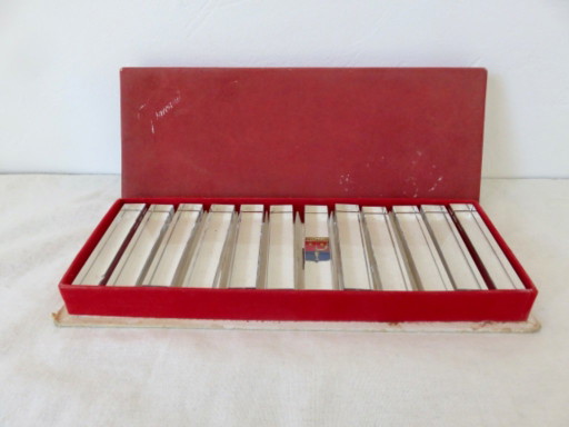 Baccarat, 12 Soportes para Cuchillos de Cristal, en su Caja Original, Años 40 o 50
