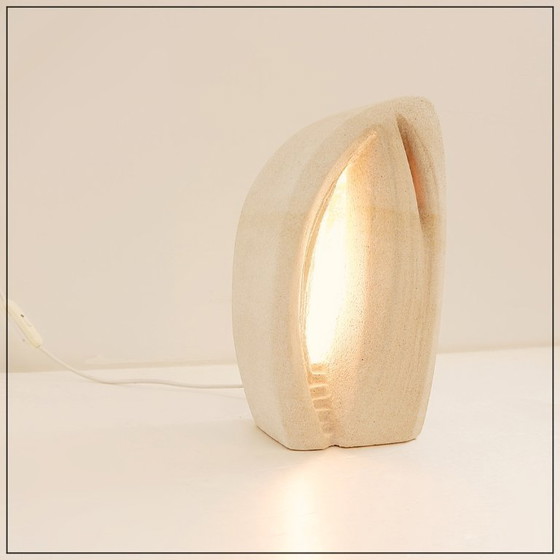 Image 1 of Brutalistische Tischlampe aus geschnitztem Kalkstein - Um 1980er Jahre