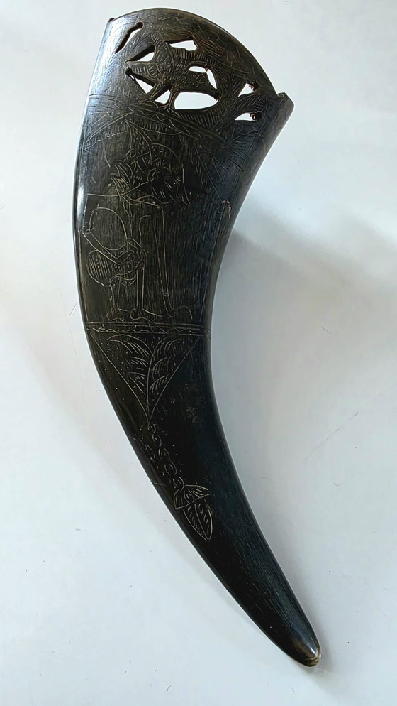 Image 1 of Bijpassend paar antieke hoornornamenten met wayang-voorstellingen – Java, ca. 1880–1910