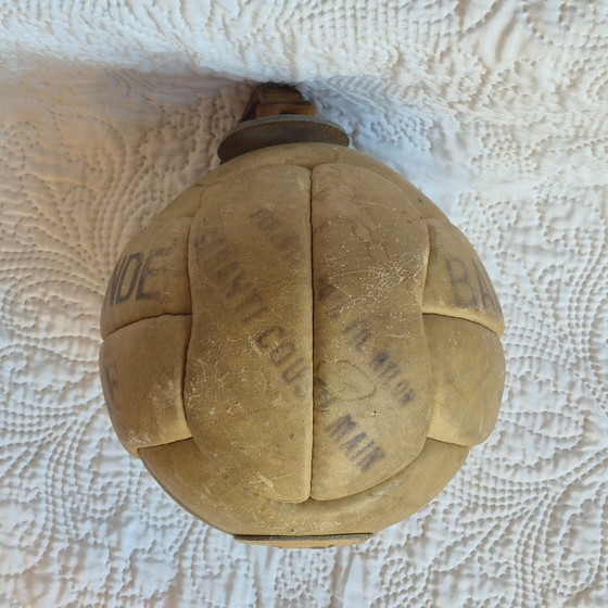 Ancienne Ballonde JAF en Cuir avec Lanière – Sport Vintage – Objets déco, Leather (photo 4 of 9)