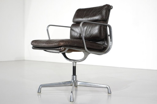 Softpad EA208 van Charles en Ray Eames voor Le mobilier International - jaren 60