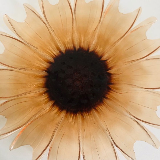 Image 1 of Plato con forma de girasol en vidrio moldeado y prensado, circa 1960.