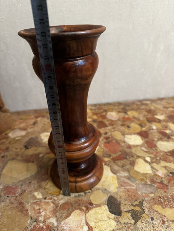 Image 1 of Gedraaide vaas van olijfhout, 23 cm hoog