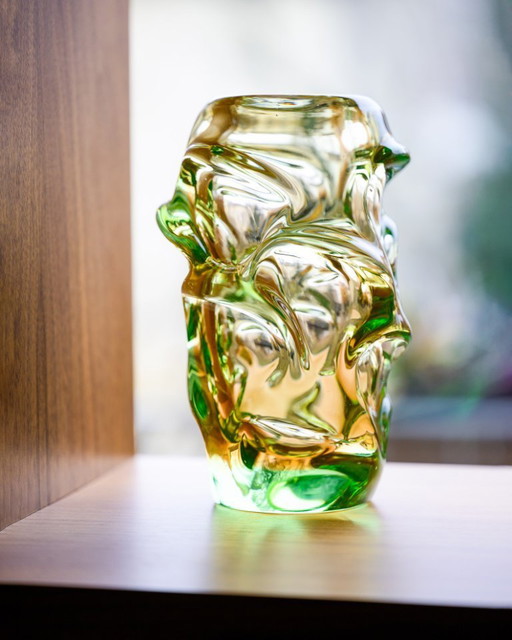 Jan Kotik Beránek Cristalería Arte Vidrio de uranio Icónico Jarrón vintage Hélice MCM