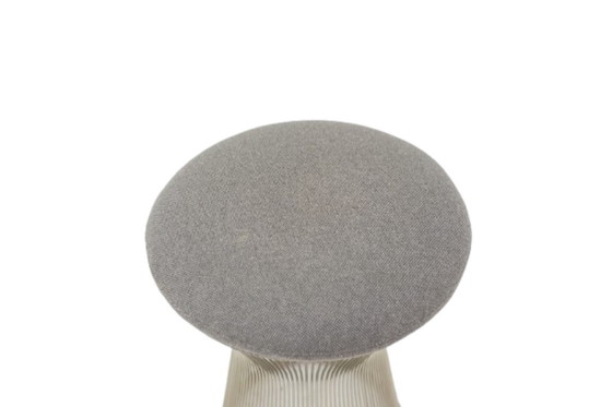 Image 1 of Warren Platner voor Knoll. Ronde kruk, metalen onderstel. Circa 1970.