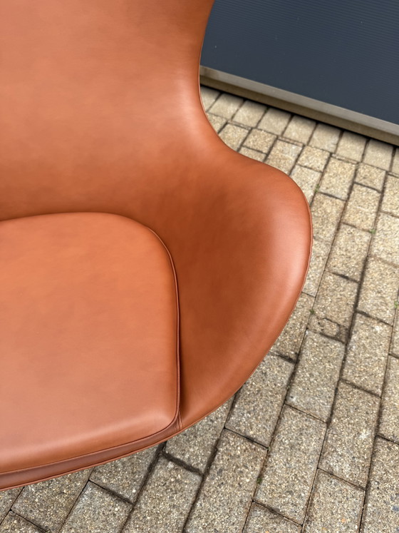 Image 1 of 2 poltrone Egg Chair di Fritz Hansen degli anni '60 in pelle color cognac, in condizioni perfette!