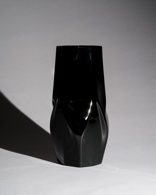 Vaso "Weave" di Zaha Hadid per Rosenthal
Porcellana nera lucida, Germania, XXI secolo