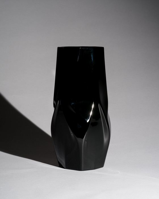 Image 1 of Vaso "Weave" di Zaha Hadid per Rosenthal
Porcellana nera lucida, Germania, XXI secolo