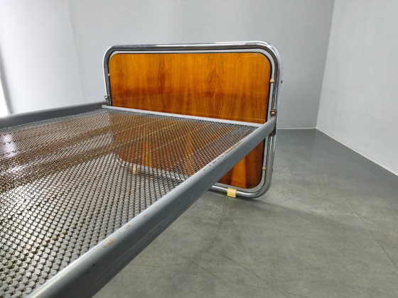 Image 1 of Letto Bauhaus in tubolare d'acciaio con pannelli impiallacciati in noce, anni '30
