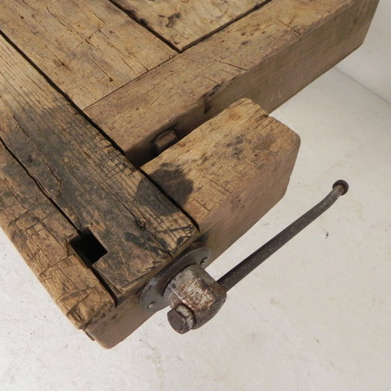 Banco de trabajo industrial de madera con tornillo de banco, 194 cm de largo, década de 1930. (photo 34 of 34)