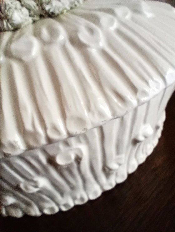 Vintage Italiaanse keramische sieradendoos met witte glazuurlaag en duiven. – Decoratieve objecten, Ceramic (photo 9 of 10)