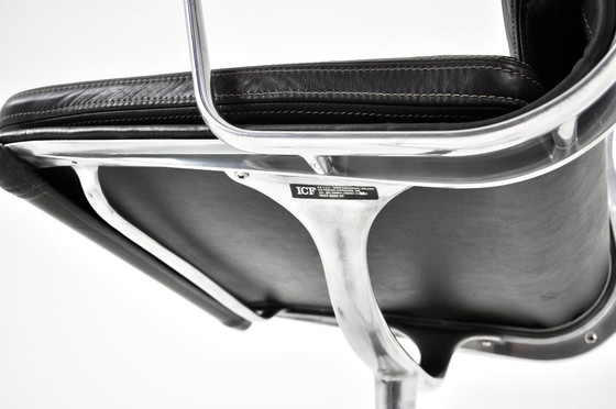Image 1 of Poltrona con imbottitura morbida in pelle nera di Charles e Ray Eames per Icf, anni &#39;70