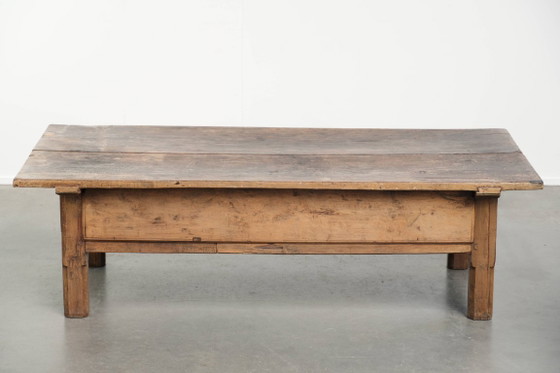 Image 1 of Table basse ancienne en bois fruitier du sud de l'Europe, avec un tiroir et une belle patine pleine de caractère.
