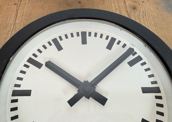 Image 1 of Horloge murale industrielle allemande noire, années 1950