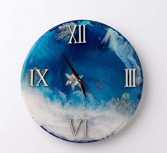 Image 1 of Orologio da parete in resina epossidica realizzato a mano – Forma rotonda con onde oceaniche profonde