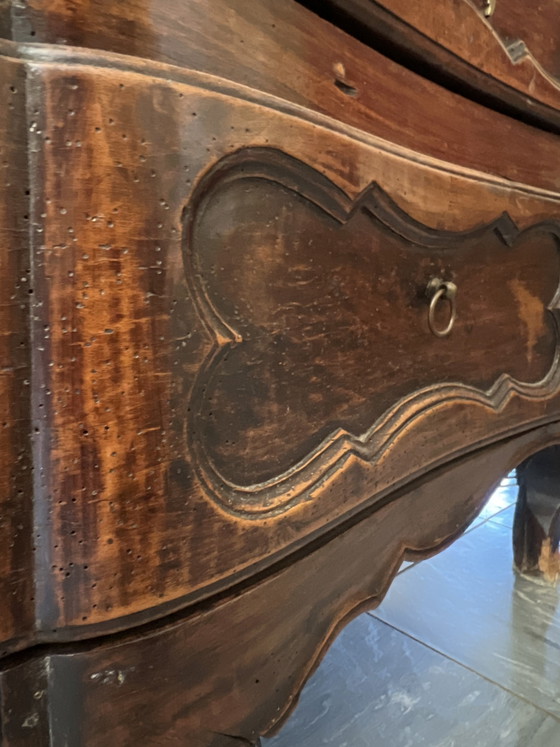Image 1 of Antieke houten commode in Lodewijk XV-stijl met 3 laden.