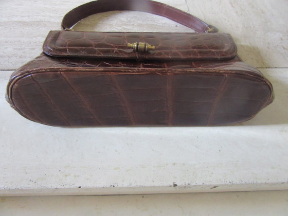 Image 1 of Bolso clásico retro de piel charol marrón oscuro con relieve de cocodrilo, forrado en ante.
