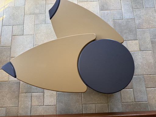 Table basse LeoLux des années 90 avec meuble à volet roulant ; plateaux couleur or sable et bleu foncé