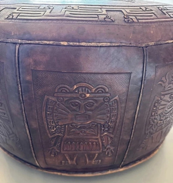Image 1 of Pouf ethnique vintage en cuir de harnais avec relief inspiré de l'époque maya