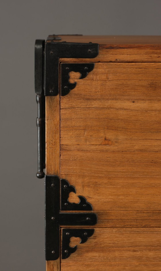 Image 1 of Antieke Japanse kist met vlindervormige 蝶 (chô)-sluitingen.