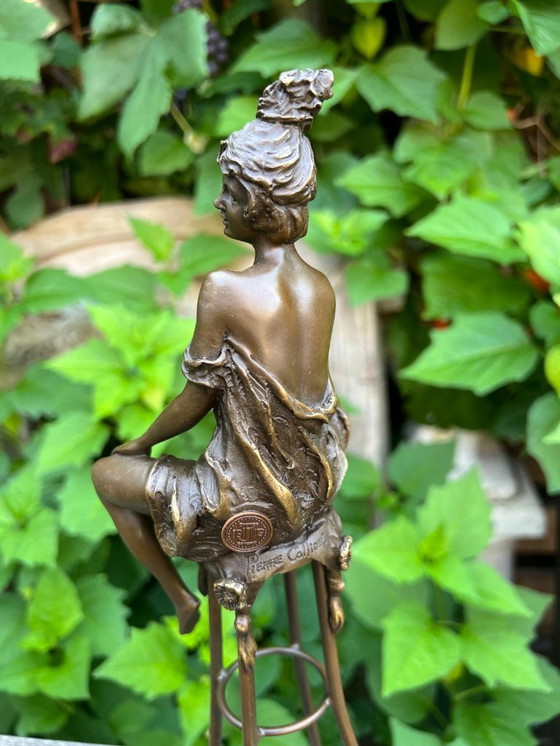 Image 1 of Bronzeskulptur einer auf einem Hocker sitzenden Dame