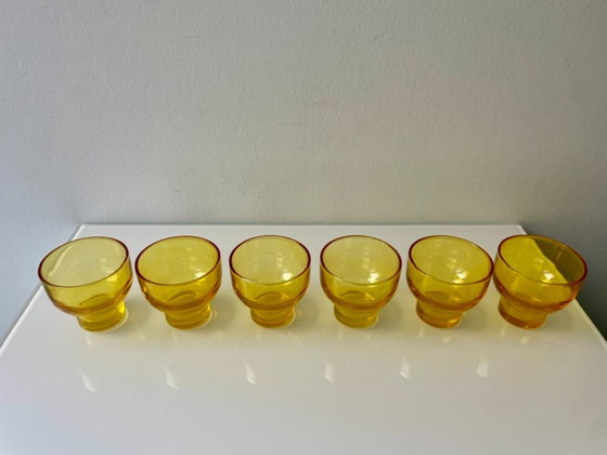 Image 1 of Set di 6 bicchieri gialli impilabili stile anni Settanta da 150 ml