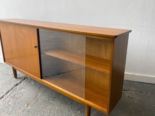 Bibliothèque en teck du milieu du siècle 1960 d'Avalon avec portes coulissantes