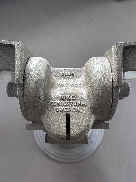 Base per tavolo da disegno industriale/architetto Nike Hydraulics a Eskilstuna – Nike Eskilstuna (photo 3 of 5)