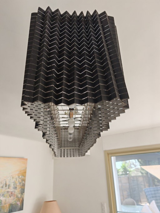 Lampada a sospensione Luceplan Plissé – Tessuto plissettato nero – 7 luci – Design lineare di grandi dimensioni