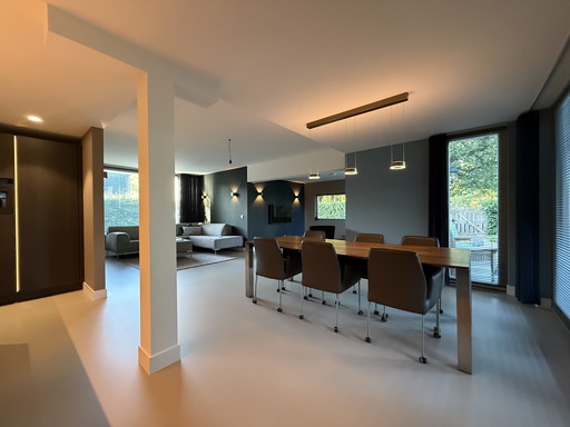 Notenhouten eettafel met RVS poten 240 x 100 cm