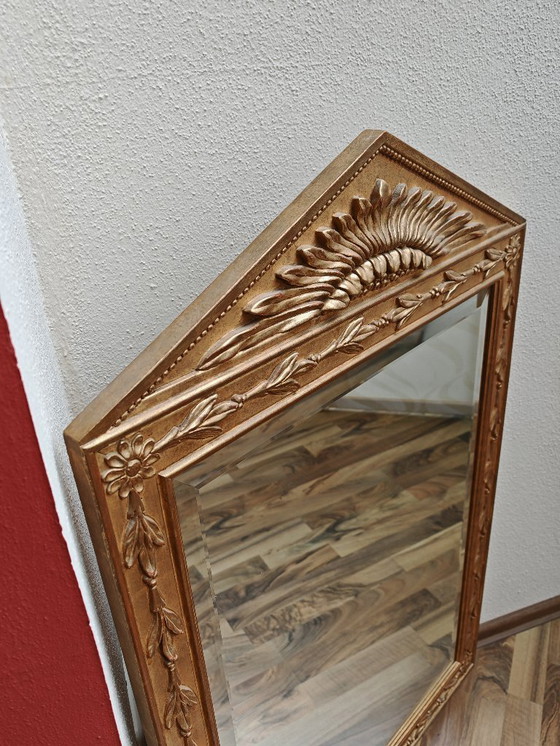 Image 1 of Miroir rectangulaire en haut avec triangle avec cadre en bois, doré de succession