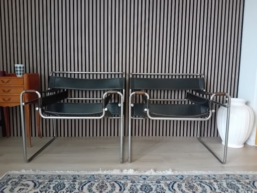 2 Marcel Breuer Stühle mit Rohrgestell, schwarzes Leder – fauteuils, Leather
