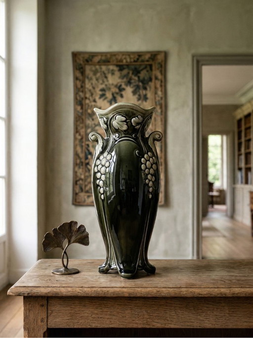 Art Nouveau vaas van De Bruyn – Model 4696 – Reliëf druivendecoratie – Geglazuurd keramiek – 29 cm