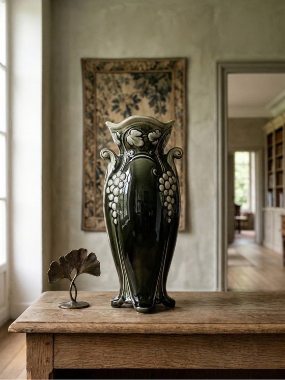 Image 1 of Art Nouveau vaas van De Bruyn – Model 4696 – Reliëf druivendecoratie – Geglazuurd keramiek – 29 cm