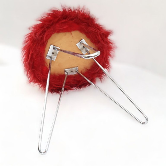 Image 1 of Tabouret tripode en épingle à cheveux Mid Century vintage, pieds chromés, fausse fourrure rouge.