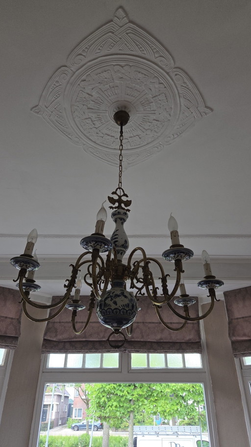 Lustre à 8 lumières en laiton et faïence bleue de Delft