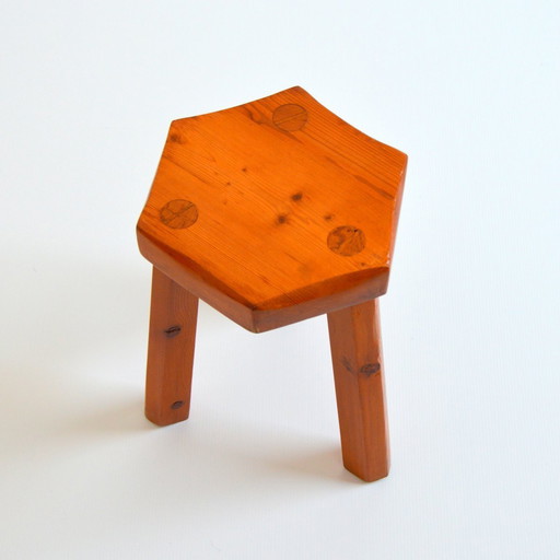 Ancien tabouret brutaliste en pin massif