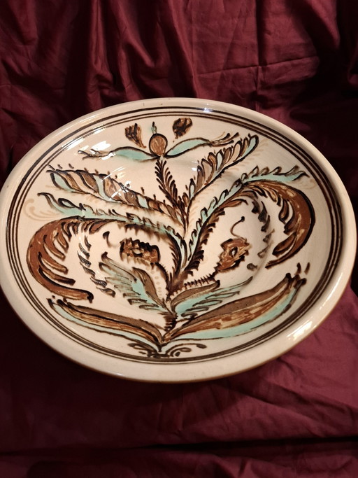 Große, 37 cm große Wandplatte im Vintage-Stil der Volkskunst – signiert „Judit“ Karcag (Ungarn) mit Dekoration im